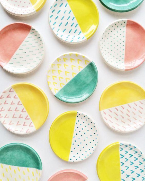 <p>Yemek takımı anlayışından çıkan tabaklar, farklı desen ve renklerin bir araya getirilmesiyle takım oluyor.</p>

