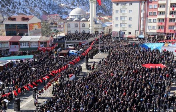 <p>Diyarbakır'ın Sur ilçesindeki terör operasyonunda şehit düşen Jandarma Teğmen Recep Erdoğan için memleketi Gümüşhane'de tören düzenlendi.</p>
