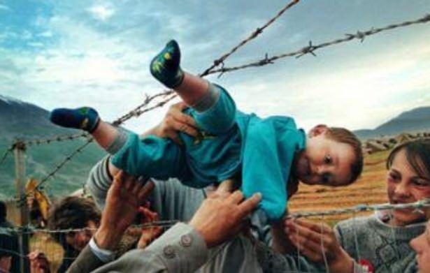 <p>2000 Carol Guzy</p>

<p>Pulitzer ödüllü bir fotoğraf daha. 2 yaşındaki Agim Shala, Birleşik Arap Emirlikleri'nin Arnavutluk'ta kurduğu kampta dikenli teller üzerinden büyük anne ve büyük babasının ellerine teslim ediliyor.</p>
