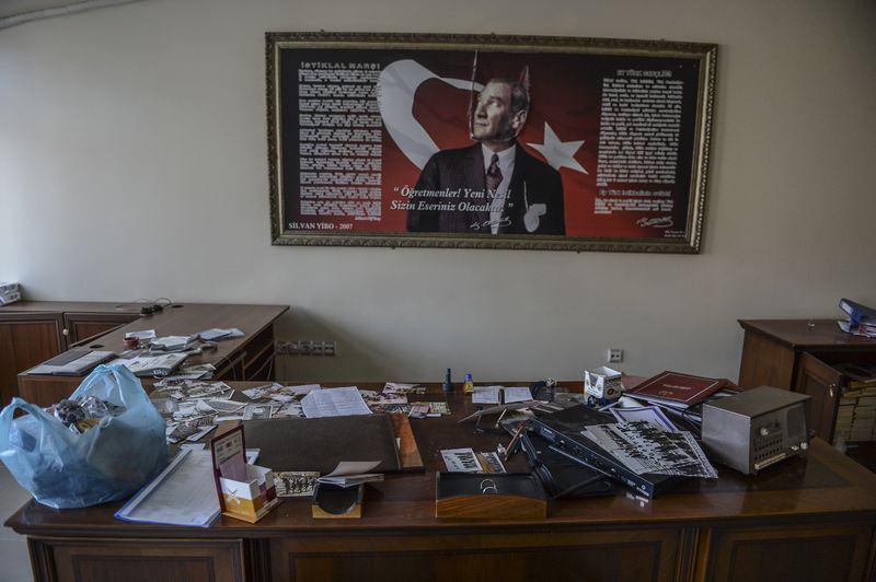 <p>İlçede terör örgütüne yönelik operasyonlar jandarma ve polis ekiplerince sürdürülürken, Mescit, Tekel ve Konak mahallelerinde sokağa çıkma yasağı devam ediyor.</p>