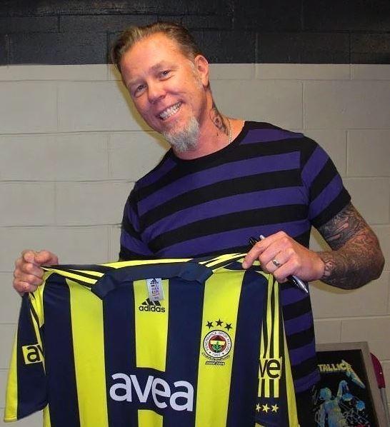 <p>James Hetfield - Fenerbahçe<br />
<br />
Robert Trujillo'nun grup arkadaşı James Hetfield'ın yıllar önce bir hayranının isteğiyle çektirdiği bu fotoğraf, Metallica hayranlarını ikiye bölmüştü.</p>
