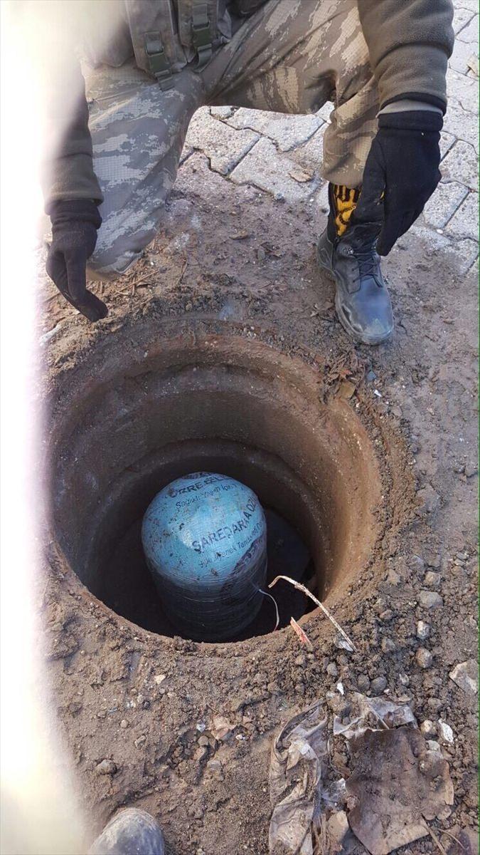 <p>Cizre'de de güvenlik güçlerince rögarda bulunup imha edilen bir patlayıcının, Cizre Belediyesinin logosu bulunan bir poşete sarılı olduğu görüldü.</p>

<p> </p>

