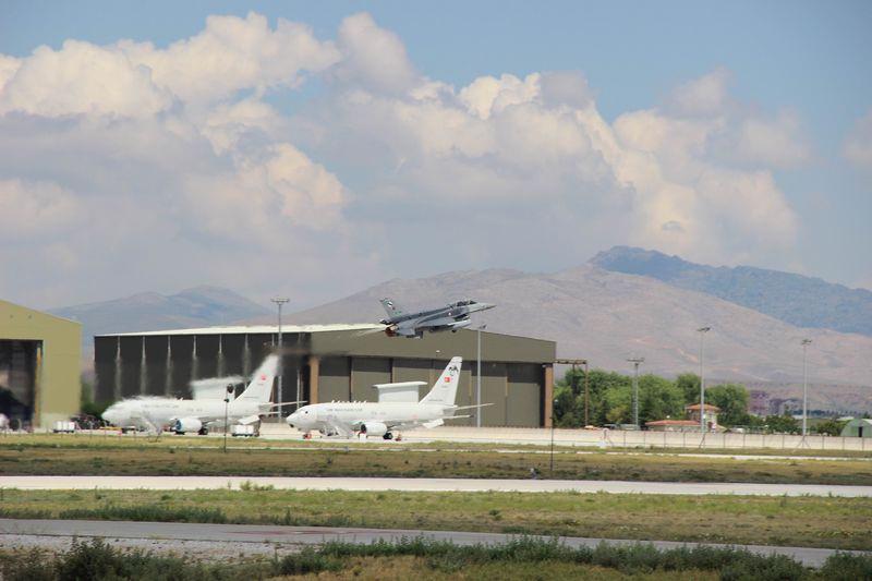 <p><strong>KONYA'DA 67 UÇAKLI DEV TATBİKAT</strong></p>
<p>3’üncü Ana Jet Üs Komutanlığı’nda bulunanAnadolu Kartalı eğitim Merkezi’nde geçen 30 Mayıs günü başlayan ve 10 Haziran günü sona erecek ’Uluslararası Anadolu Kartalı-2016 Eğitimi’ tatbikatının tanımı için bugün ’Basın günü’ düzenlendi.</p>
<p> </p>