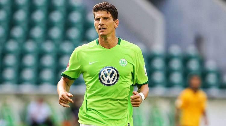 <p>Mario Gomez (Wolfsburg)</p>
<p>Oynadığı bölge: Forvet</p>
<p>Yaş: 31</p>
<p>Fikret Orman, Mario Gomez'in transferini şu anda düşünmediklerini ancak sezon sonu bakacaklarını belirtti.</p>
