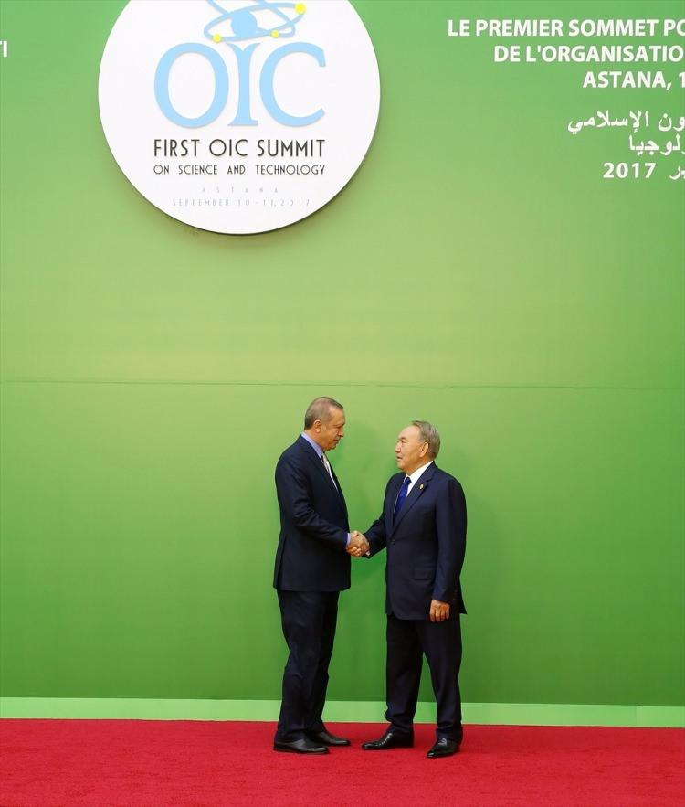 <p>Toplantıya gelişinde Cumhurbaşkanı Erdoğan'ı, Kazakistan Cumhurbaşkanı Nursultan Nazarbayev karşıladı.</p>
