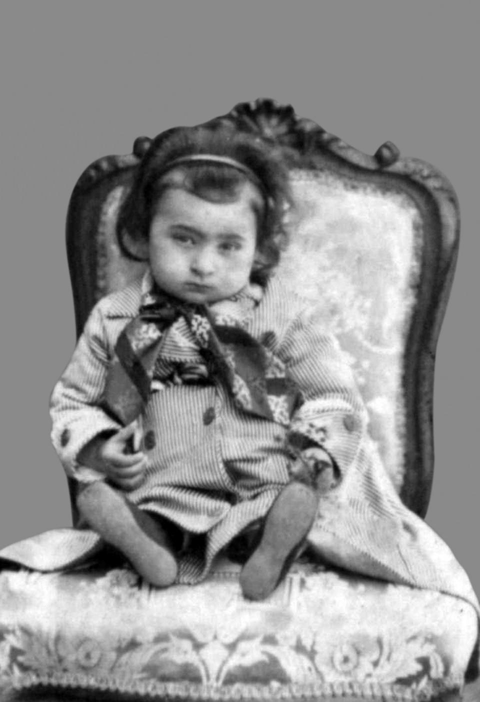 <p>Kitapta ayrıca içinde padişah fotoğraflarının yer aldığı iki albüm daha bulunuyor. Sultan II. Abdülhamid Han’dan önceki şecereyi içeren bu karelerin üzerine padişahların doğum tarihleri, tahta çıkış tarihleri gibi önemli ayrıntılar da not düşülmüş.<br />
<br />
<strong>Naime Sultan</strong></p>