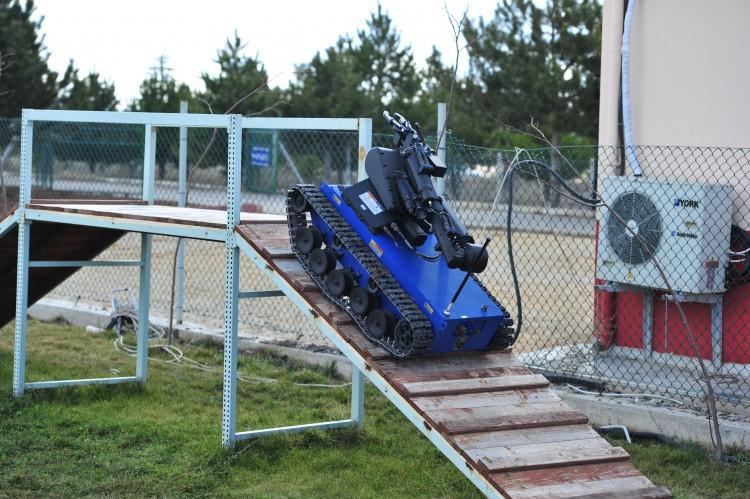 <p>Şüpheli bir nesneyi 500 metreden inceleyebilen sistemde 7 eksenli bir robot kol bulunuyor.</p>

<p> </p>
