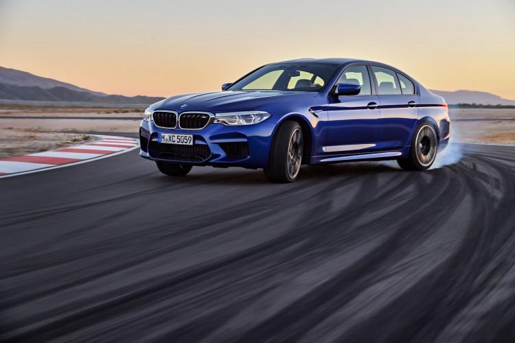 <p>Standart olarak 250 km/s'lik sınırlandırılmış maksimum hız ile gelen yeni M5, opsiyon olarak alınabilen 'M Sürücü Paketi' sayesinde maksimum hızını 305 km/s'ye çıkarabiliyor.</p>

