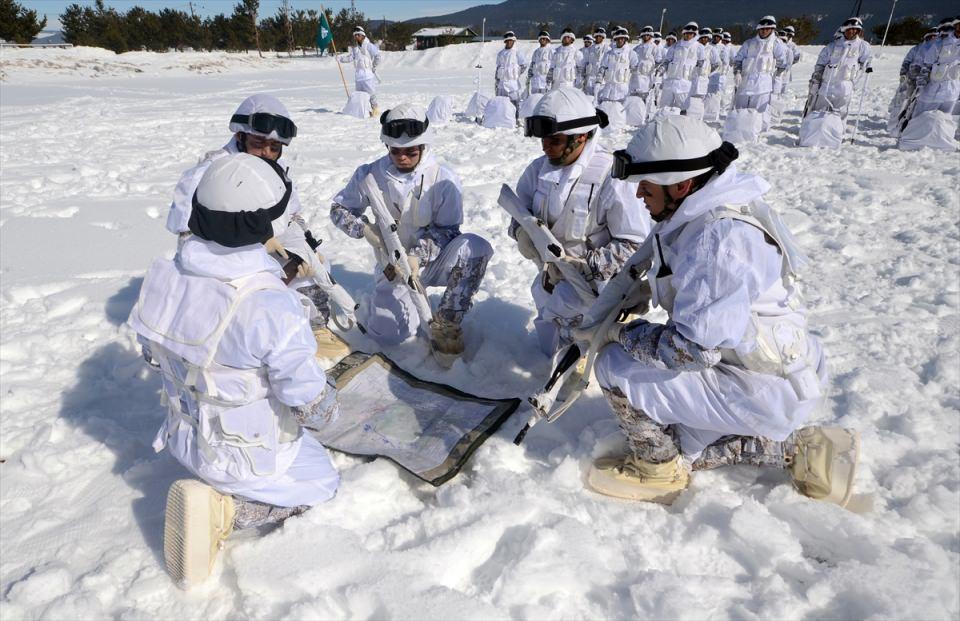 <p>Komandolar, kardan yaptıkları iglolar ile soğuktan korunma imkanı buldu. Komandolar, dondurucu soğuktan karın sağladığı koruyuculukla içerisini tek bir mum ile ısıtarak hayatta kalmasını bildi.</p>