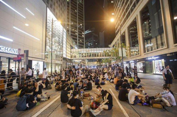 <p>Yönetim karşıtı gösterilerin merkezi Hong Kong. Dün gerçekleşen polis müdahalesinin ardından kitlesel gösterilere katılım artıyor.</p>

<p> </p>
