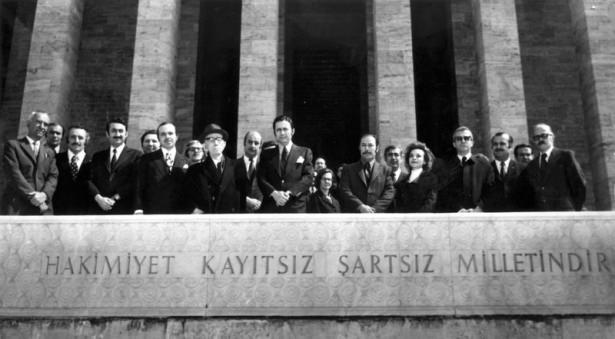 <p>Anadolu Ajansı'nın 53. Kuruluş yıldönümü dolayısıyla AA Yönetim Kurulu Başkanı Yakup Kadri Karaosmanoğlu (fötr şapkalı) ve AA Genel Müdürü Atilla Onuk (sol 6) başkanlığındaki AA çalışanları Anıtkabir'i ziyaret etti. Mehmet Yılmaz (sol 2), Turgay İçöz (sol 3), Cenalp Çetinel (sol 4), Nihat Eyüboğlu (sağ 2), Ahmet Karaca, Zeki Aslanbey, Gönül Buran, Emre Çankaya...</p>
