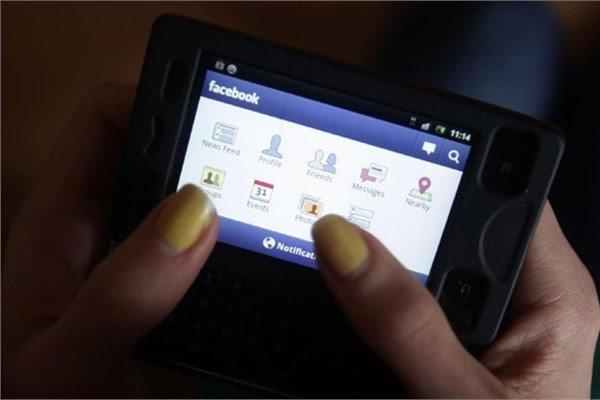 <p><strong>Hesabınıza kimler girmiş</strong><br />
Facebook hesabınıza sizin dışınızda kişi veya kişiler tarafından girilip girilmediğini öğrenmek oldukça kolay. Ayarlar bölümünde yer alan "Where You're Logged In" seçeneğine tıkladığını zaman Facebook, en son nerelerde platforma giriş yaptığınızın dökümünü çıkartıyor.</p>
