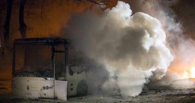 <p>İçişleri Bakanlığı’nın 8 Mart tarihli genelgesinde 17 Şubat’ta Ankara’da askeri servis araçlarına yönelik saldırıdan sonra Başbakan Ahmet Davutoğlu başkanlığında yapılan güvenlik toplantılarında kararlaştırılan tedbirlere yer verildi. Başbakanlık, Genelkurmay Başkanlığı, MİT, Kamu Düzeni ve Güvenliği Müsteşarlığı, Mülkiye Teftiş Kurulu, İller İdaresi, Mahalle İdareler Genel Müdürlüğü, Jandarma Genel Komutanlığı, Emniyet Genel Müdürlüğü, Sahil Güvenlik Komutanlığı’na da gönderilen İçişleri Bakanlığı Müsteşarı Selami Altınok imzalı genelgede, sıralanan önlemler konusunda yapılanların bakanlığa 21 Mart’a kadar bildirilmesi istendi. </p>