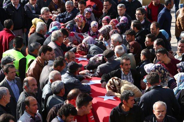 <p>Ermenek ilçesindeki maden ocağından cansız bedenlerine ulaşılan 5 işçi için Nezahat-Ahmet Keleşoğlu Camisi'nde cenaze töreni düzenlendi. İşte yürekleri dağlayan kareler</p>