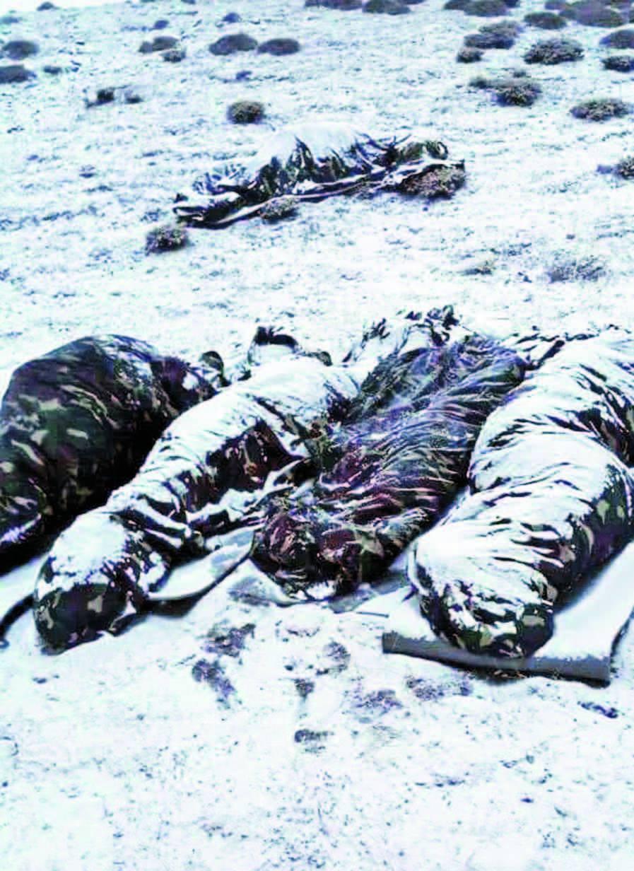 <p>Bölgede 4’lü şekilde dağılan ve irtibatı birbirlerinden hiç kesmeyen Mehmetçik, mat ve yatak ile dinlenirken üzerlerini kapatarak doğanın bir parçası haline geliyor. Yapılan mola sonrasında kaldıkları yerden operasyona devam eden Mehmetçik, kilometrelerce yolu yürüyerek ‘vatan sağ olsun’ sözüyle yüzlerinden tebessümü eksik etmeyerek morallerini bir an olsun düşürmüyor.</p>

<p> </p>
