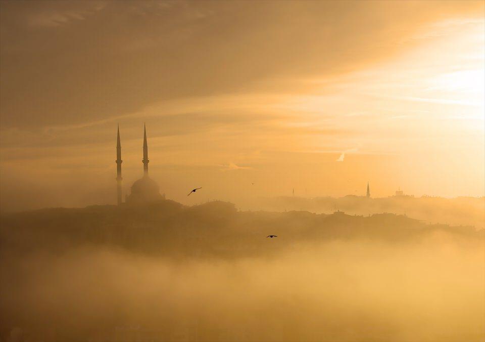 <p>İstanbul'da sabah Haliç üzerine çöken sis, kentin silüetiyle birleşti.</p>

<p> </p>
