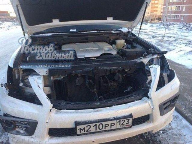 <p>Arabasının motoru, vitesi, direksiyonu ve hatta koltukları bile &ccedil;alınan otomobilin sahibi fotoğrafları sosyal medya hesabında paylaştı.</p>
