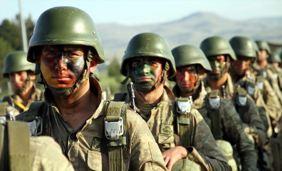 <p>Kara Kuvvetleri Komutanı Orgeneral Salih Zeki Çolak ile 4. Kolordu Komutanı Korgeneral Metin Gürak'ın da izlediği tatbikattan sonra, komandolar güç ve cesaret parkurunda gösteri yaptı.</p>
<p> </p>