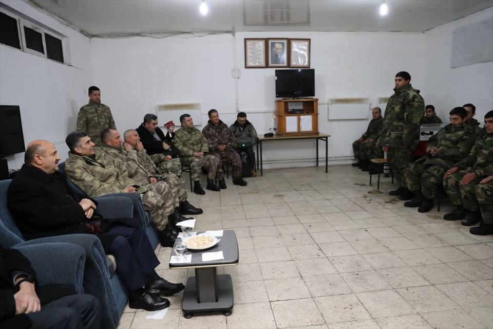 <p>Kara Kuvvetleri Komutanı Orgeneral Salih Zeki Çolak'ın da eşlik ettiği Işık, geceyi Şırnak'taki 23. Jandarma Sınır Tümen Komutanlığında geçirdi.</p>

<p> </p>

