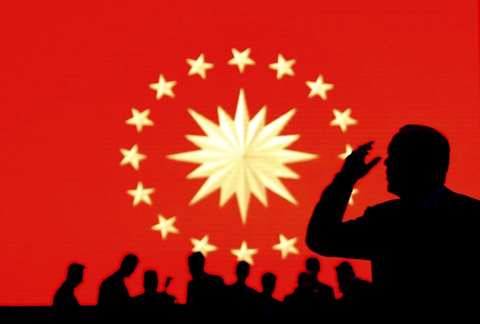 <p><strong>Cumhurbaşkanı Recep Tayyip Erdoğan</strong><br />
<br />
Cumhurbaşkanı Recep Tayyip Erdoğan, Türkiye Gençlik Vakfı ve Uluslararası Öğrenci Dernekleri Federasyonu tarafından Sinan Erdem Spor Salonu'nda düzenlenen 9. Uluslararası Öğrenci Buluşması Final Programına katıldı.<br />
<br />
<strong>Abdullah Coşkun</strong></p>
<p> </p>