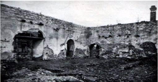 <p>Ayrıca tahta çıkan Osmanlı padişahları da tahta çıkma ve biat merasimlerini hatta bazıları kılıç<br />
kuşanma merasimlerini burada yaptı. </p>