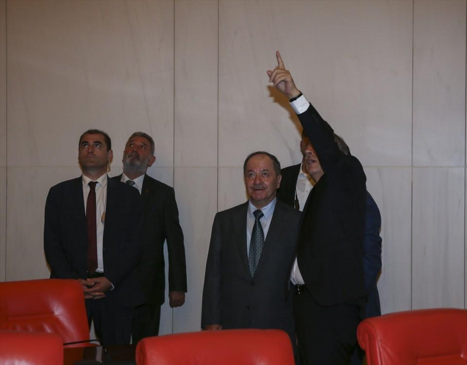 <p>Bir gazetecinin, "FETÖ okulları gündeme geldi mi" sorusu üzerine Eker, "FETÖ okullarıyla ilgili gerekli çalışmayı en kısa zamanda yapacaklarını söyledi, Sayın Barzani. </p>

