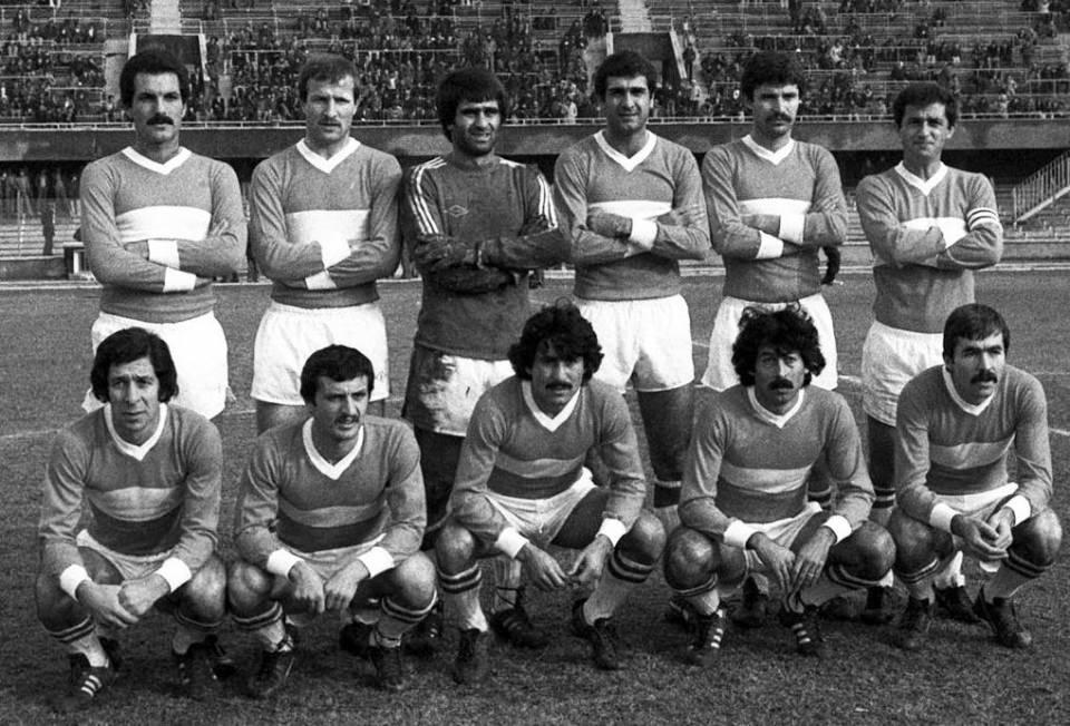 <p><strong>A Milli Takım (1979)</strong></p>

<p>A Milli Takım, 1979 yılında bir antrenman maçında. Ay-yıldızlı ekibin teknik direktörü Sabri Kiraz.</p>

<p>Soldan sağa</p>

<p>Ayaktakiler: Mustafa Turgat (Altay), Güngör Tekin (Galatasaray), Şenol Güneş (Trabzonspor), Mehmet Ekşi (Beşiktaş), Sadullah Acele (Göztepe), Fatih Terim (Galatasaray).</p>

<p>Oturanlar: Arif Güney (Orduspor), Turgay Semercioğlu (Trabzonspor), Reşit Kaynak (Diyarbakırspor), Savaş Erol (Adana Demirspor), Zafer Dinçer (Rizespor).</p>

