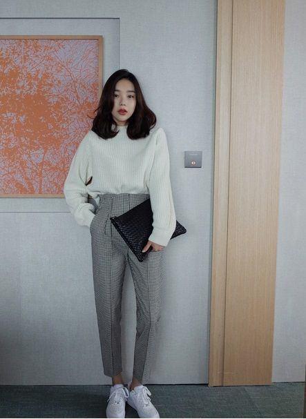 <p>Koreli kadınların tercih ettiği bir diğer kombin ise, boy friend pantolon ve kalın kazak.</p>
