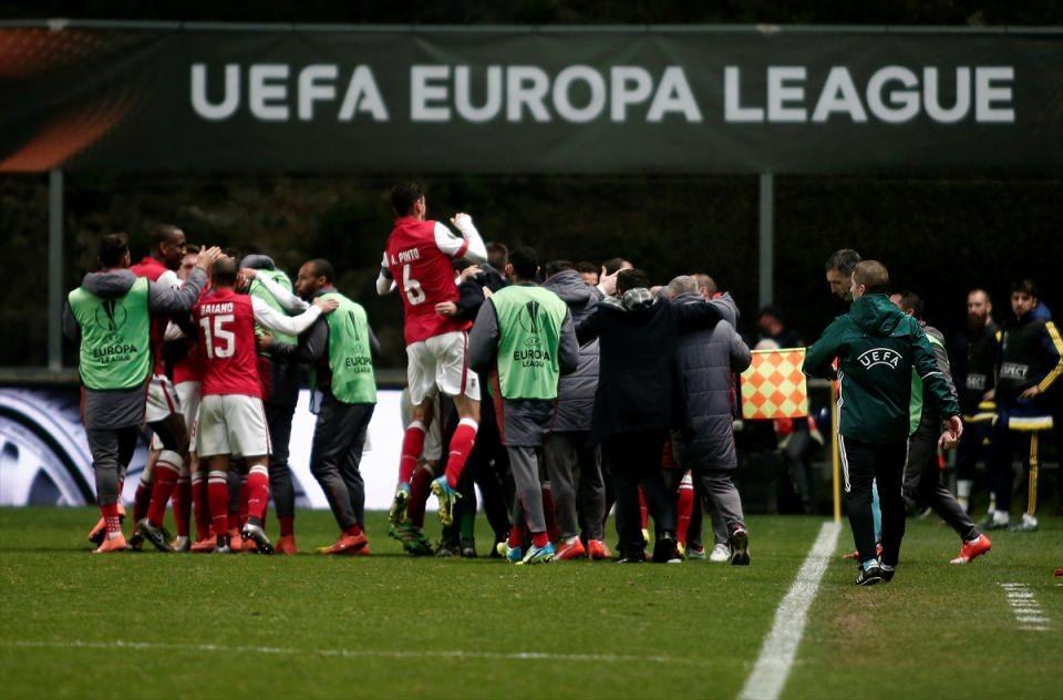 <p>Braga, 74'te sağ kanattan ceza sahasına giren Stojikovic'le 3-1 öne geçti. Bu golden sonra adeta çöktük...</p>
<p>83'te yine sağ çaprazdan ceza alanıan giren Rafa Silva farkı 3'e çıkardı.</p>
<p>Uzatma dakikalarında ortalık iyice karıştı, Alper Potuk yaptığı faulden ötürü direkt kırmızı kart gördü.</p>
