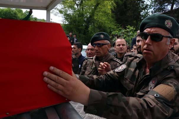 <p>Şırnak'ta PKK'lı teröristlerin açtığı ateş sonucu şehit olan Özel Harekat polisi Ersan Gürpınar’ın cenazesi Kavak İlçesi’ndeki babasının evine getirildi.</p>

<p> </p>
