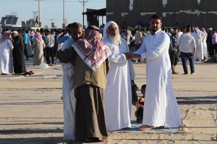 <p>Bu arada namaz ve ardından yapılan bayramlaşma sırasında bazı Suriyeliler'in gözyaşı döktüğü görüldü.</p>
