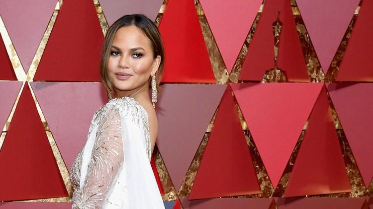 <p><strong>Chrissy Teigen</strong></p>
