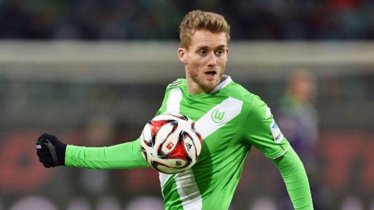 <p>Wolfsburg forması altında 29 lig maçına çıkıp 9 gol ve 3 asistlik performans sergileyen Schürrle, bu sezon Borussia Dortmund'ta 8 haftada 2 lig maçına çıktı. 180 dakika sahada kalan Alman forvet 2 maçta gol atamazken 1 asist yaptı.</p>
