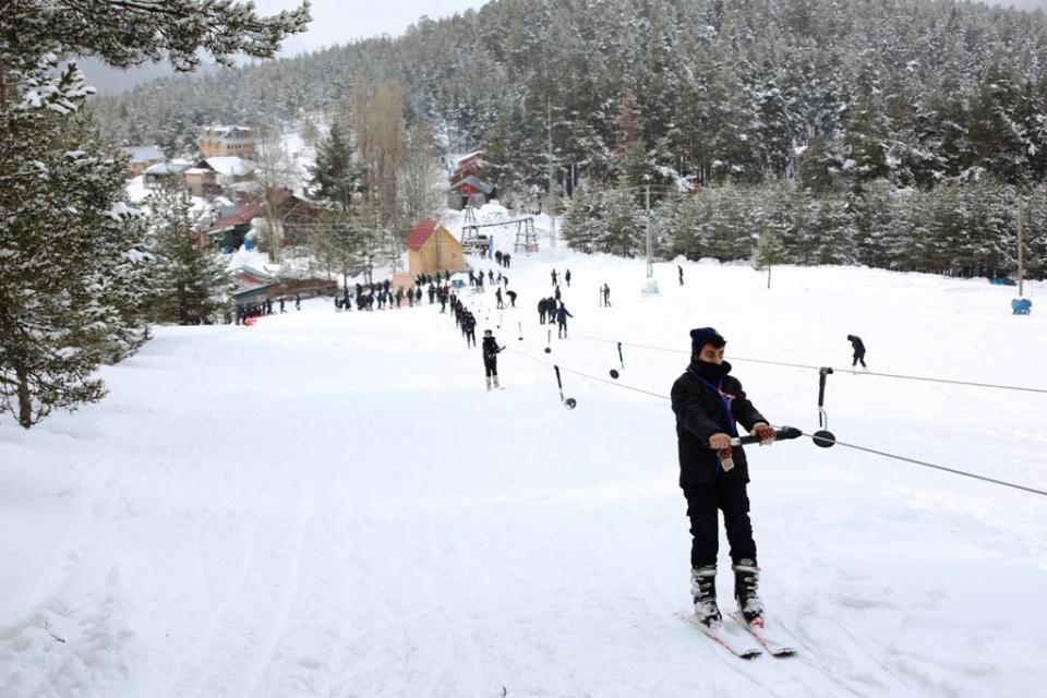 <p>İBB Gençlik ve Spor Müdürlüğü koordinasyonunda 21 Ocak’ta birinci grup izcilerinin katılımıyla startı verilen ve ikinci kafilenin kamp alanına varmasıyla birlikte Bolu Aladağ İleri Düzey Kış İzci Kampı zorlu kış ve doğa şartlarında devam ediyor. </p>
