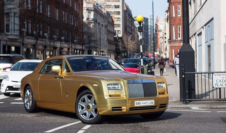 <p>Özel uçaklarla Londra’ya taşınan yüzbinlerce sterlinden başlayıp, 2 milyon sterline kadar ulaşan lüks araçlar kentin zengin mahallerinden Knigthsbridge, Kensington, Chelsea ve Park Lane gibi yerlerde caddelere park ediliyor.</p>

<p> </p>

