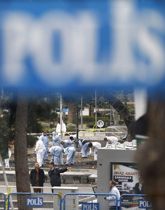 <p>Günün ilk ışıklarıyla beraber, patlamanın boyutu daha çok gözler önüne serildi. Patlamanın etkisiyle, birçok işyerinin camlarının kırıldığı gözlendi. Esnaf, güne dükkanlarının önündeki cam kırıklarını temizleyerek başladı.</p>
<p> </p>