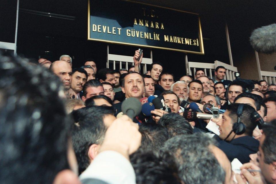 <p>Recep Tayyip Erdoğan, 1992de Rizede yaptığı konuşması nedeniyle Ankara Devlet Güvenlik Mahkemesi ( DGM ) Savcısı Nuh Mete Yüksel'e ifade verdi.<br />
<br />
- 25/4/2002</p>
<p> </p>
