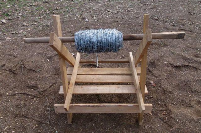 <p>Her çuval sırasının üzerine sereceğimiz dikenli tel için bir ‘tel makarası’ oluşturduk.</p>

<p> </p>
