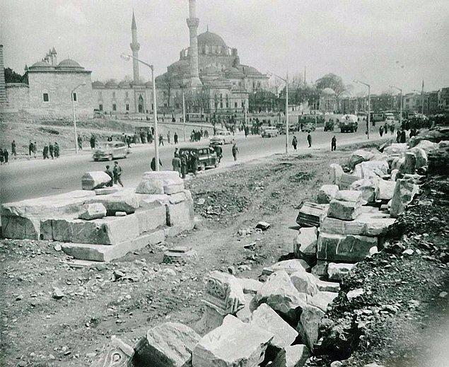 <p>56. 1927-1957 seneleri arasında yani Cumhuriyet kurulduktan sonra İstanbul'da yapılan arkeolojik kazıların fotoğrafları. Bu fotoğraf İngiltere'deki Birmingham Üniversitesi arşivlerinde bulundu.</p>