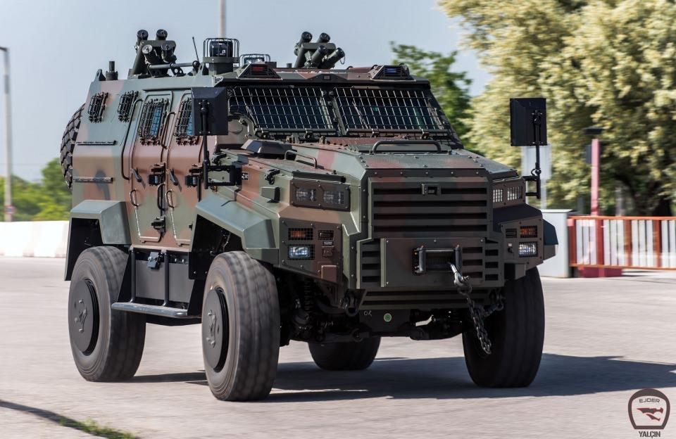 <p>Ejder Yalçın’ın geliştirilmesi sırasında üstün bekâ (Araç & teker üstü, motor bölmesi yangın söndürme ve infilak bastırma sistemi, Acil durum tahliye kapakları, Ön ve yan camlarda koruyucu ızgaralar) özelliklerinin yanı sıra kullanıcının operasyonel ve ergonomik ihtiyaçları da göz önünde tutuldu.</p>

