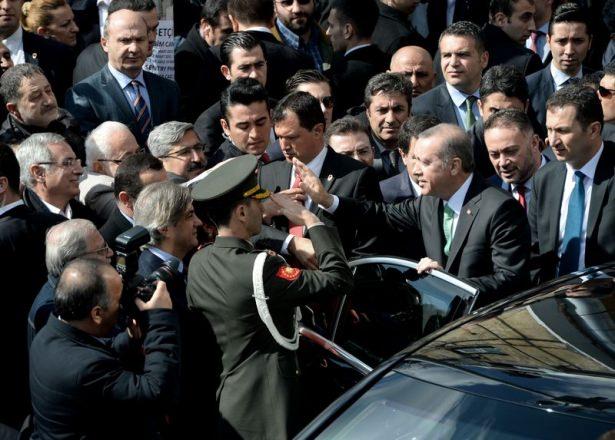 <p>Kulüp binasına giren Erdoğan yaklaşık yarım saat içeride kaldı. </p>

<p> </p>
