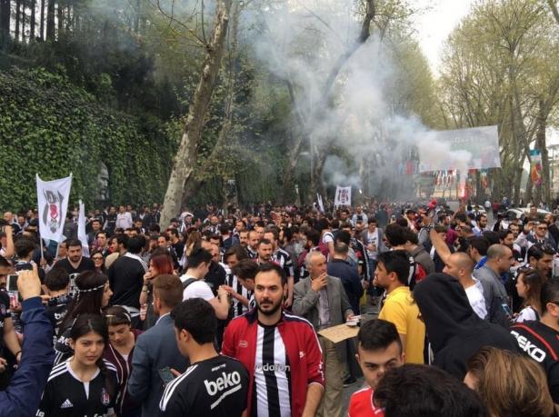 <p>Beşiktaş Başkanı Fikret Orman geçtiğimiz günlerde yaptığı açıklamada '40 bin kişilik stada 500 bin talep var' diyerek ilginin ne kadar yüksek olduğunu gözler önüne sermişti.</p>
