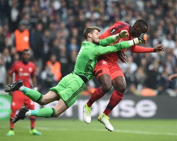 <p>Beşiktaş kalacisi Fabri ilk maçta yaptığı önemli hataları affetirircesine başarılı bir oyun çıkarttı. Maç boyunca peş peşe hayti kurtarışlar yapan İspanyol kaleci penaltı atışlarında maçtaki başarısını tekrarlayamadı.</p>
