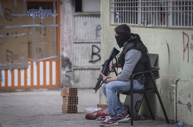 <p>Polisler, sağlık ekiplerini yardım isteyen vatandaşların evlerine yönlendiriyor. (AA)</p>
<p> </p>