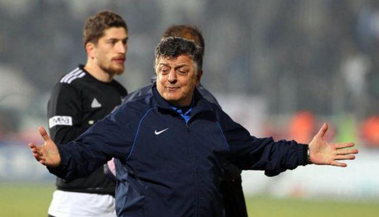 <p><strong>"OĞLUM NE OLDU? KAFAYI MI YEDİN?"</strong></p>

<p>Yılmaz Vural: Antalyaspor'da antrenmandayız. Burak da daha yeni A takımda oynuyor. Tabii oynatmıyorum. Çok genç çünkü. Hucüm oyuncularının hepsi de deneyimli oyunculardı. Antrenman bitti...</p>
