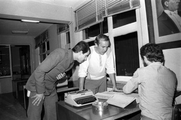 <p>1979 yılında AA İç Haberler Servisi muhabiri Bünyamin Bekbulat (ortada), Ekrem Aktaş (sağda)... </p>
