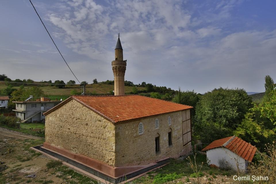 <p>Kubbe üzeri restorasyon sırasında kurşunla kaplandığı için Kurşunlu Camii adıyla da bilinir. </p>
