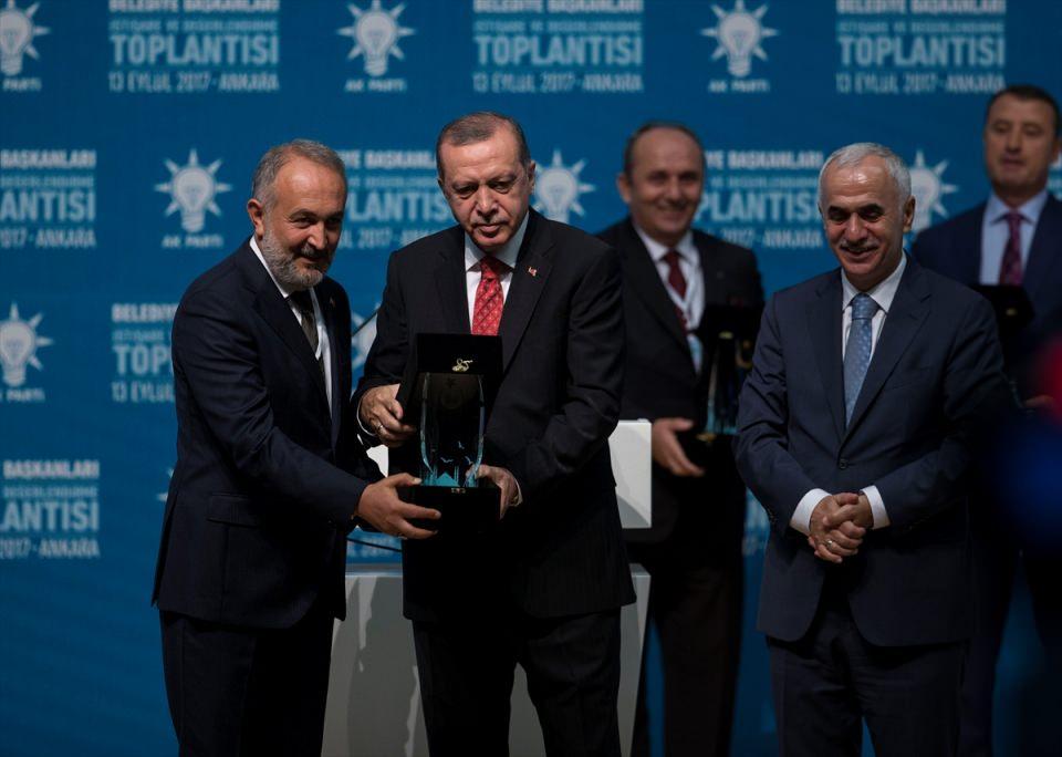 <p>Yalova'nın Çiftlikköy İlçe Belediye Başkanı Ali Murat Silpagar ödül aldı.</p>