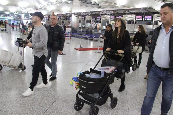 <p>Galatasaray’ın Hollandalı futbolcusu Wesley Sneijder, önceki gün Atatürk Havalimanı’nda eşi Yolanthe Cabau ve oğlu Xess Xava ile görüntülendi.</p>
<p><span style="color:#FFD700"><strong>Kaynak: Milliyet</strong></span></p>