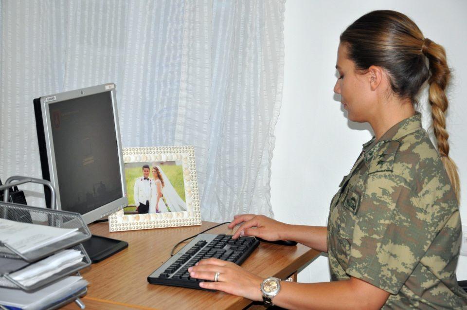 <p>Taktik balistik füze ve havadan yere atılan mühimmat hariç; her türlü hava hedefini tahrip etmek, taciz ederek tesirlerini azaltmak veya vazifesini yapmaktan vazgeçmeye mecbur etmek maksadıyla kuruluşunda bulunduğumuz veya emrine verildiğimiz birliklerin hava savunmasını sağlamak tüm tedbirleri almak asli görevim. </p>
